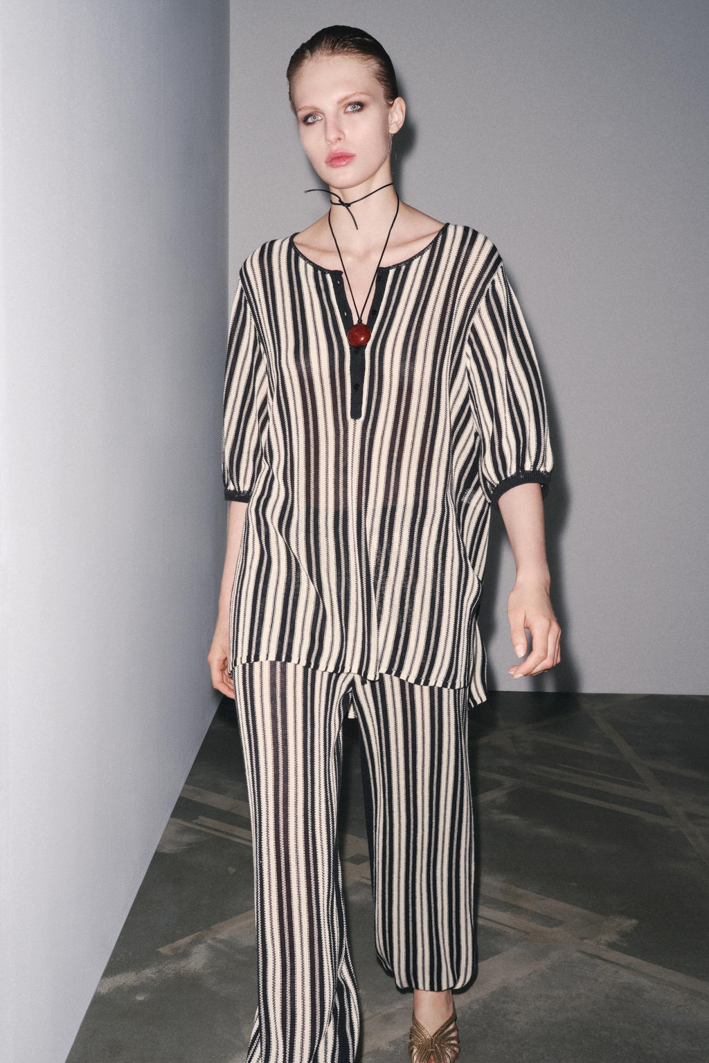 STRIPED CUFFED HEM LINEN BLEND TROUSERS - Zara фото 10