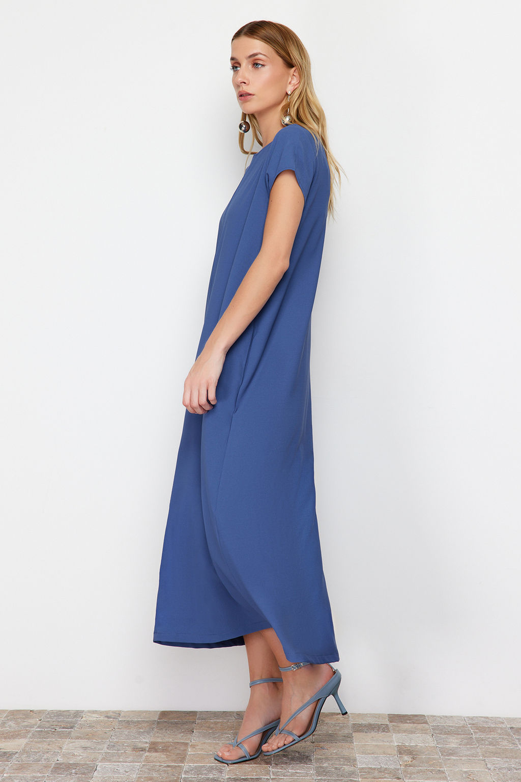 Mavi Duz Kesim Bisiklet Yaka Cep Detayl? Aerobin Midi Dokuma Elbise TWOSS24EL00670 - Trendyolmilla фото 3