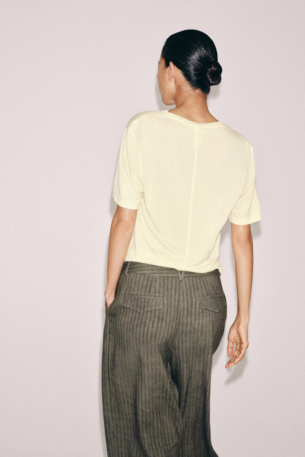CAMISETA ESCOTE PICO FLUIDA / Amarillo