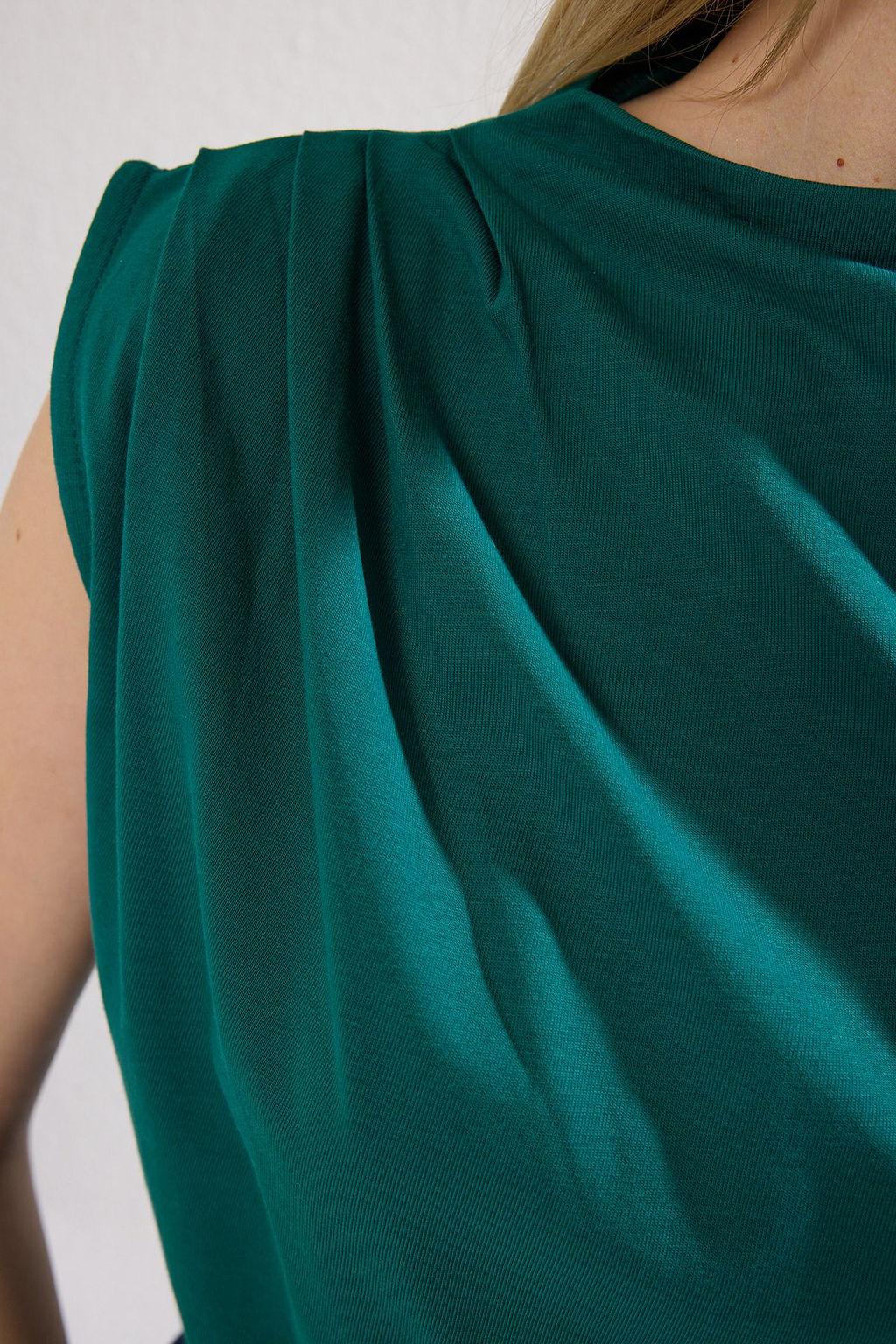 Zumrut Yesili %100 Pamuk Kay?k Yaka S?f?r Kol Buzgulu Orme T-Shirt TWOSS24TS00051