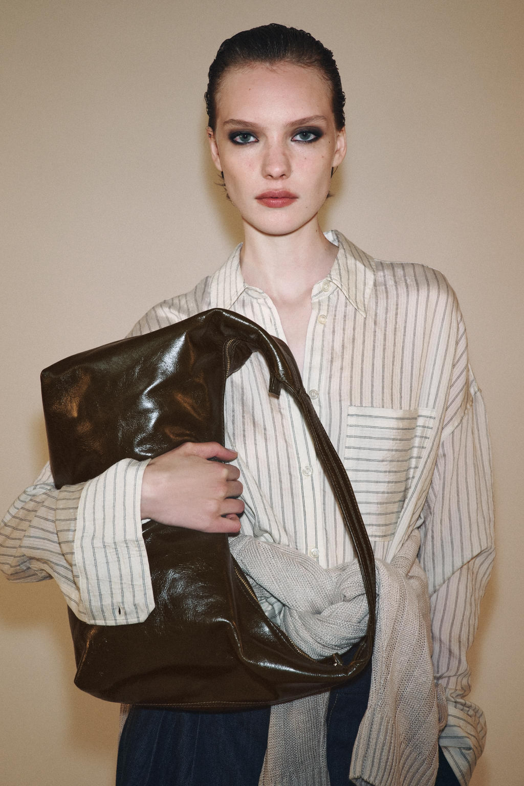OVAL LEATHER HANDBAG
