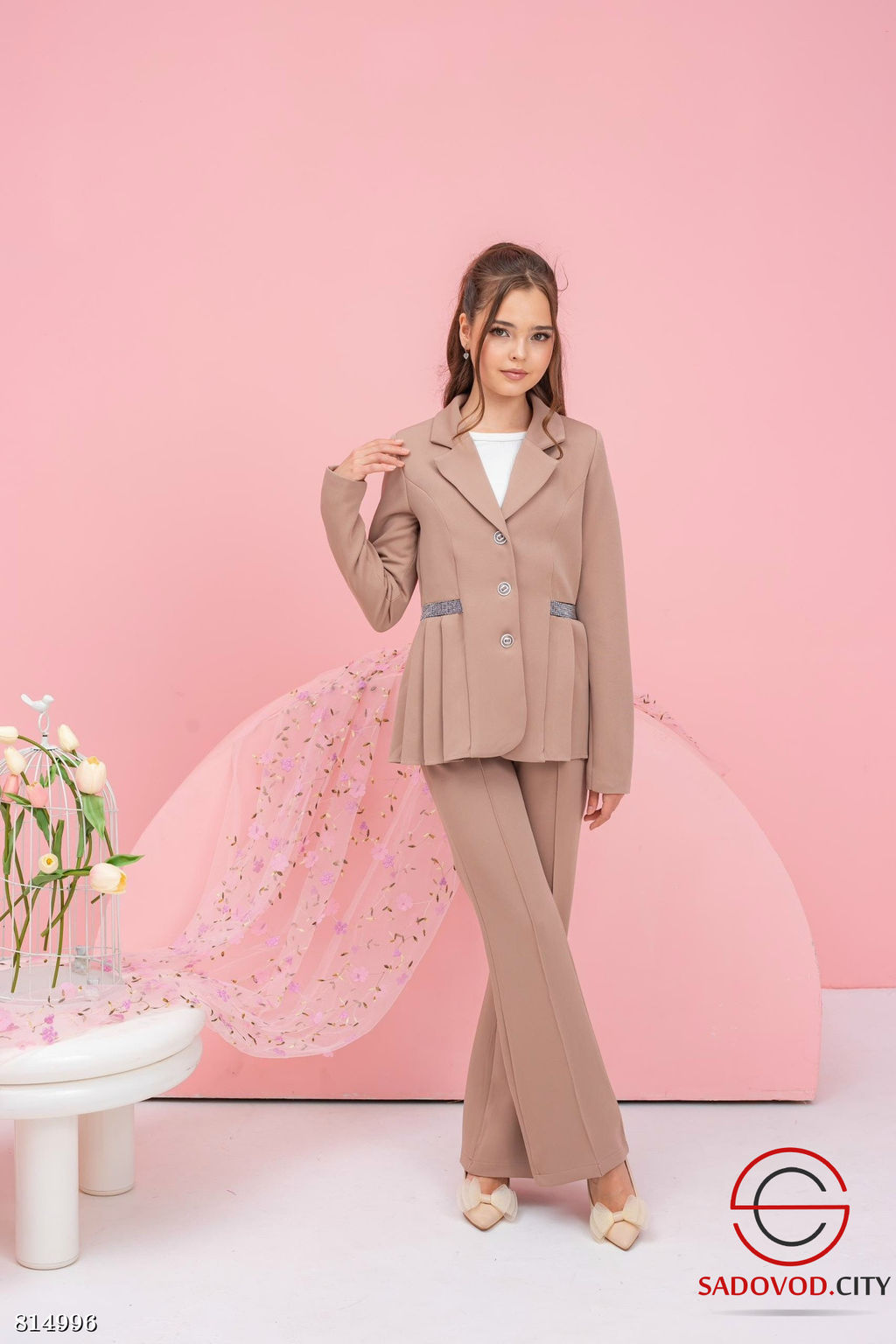 Брючный костюм с приталенным жакетом