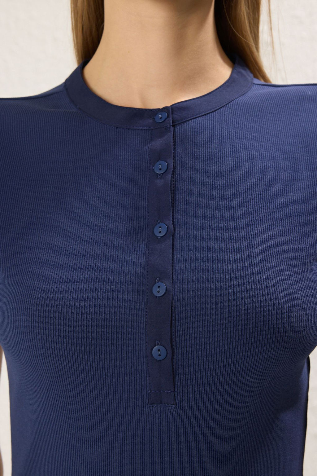 Trendyolmilla Beyaz Dugmeli Bisiklet Yaka K?sa Kol Fitilli Esnek Orme Bluz TWOSS25BZ00231  фото 3